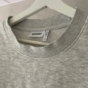Sweatshirt  - Grå sweatshirt från Weekday. I mycket bra skick, säljs då den inte kommer till användning. 