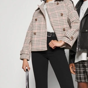 Rutig kort kappa - En superfin knappt använd jacka/kort kappa som sitter så fint men knappt används då ja har en liknande annan! Skriv om ni har några frågor eller liknande, om många är intresserade blir det budgivning💗