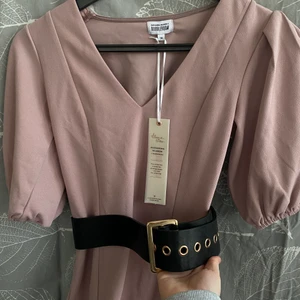 Bubbleroom X Alexandra Nilsson - Pristag på! Jätte fin klänning, aldrig använd. Stretchig och skönt material. 