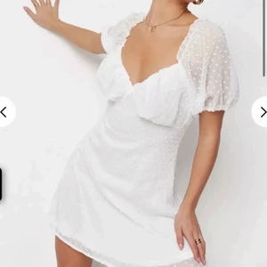 Missguided studentklänning vit klänning - Säljer då jag hittat en annan till studenten, aldrig använd och i nyskick!! 