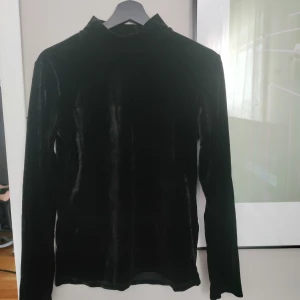 Tröja svart sammet - Långärmad tröja i svart sammet.