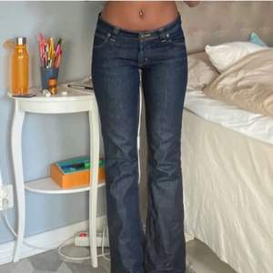 säljer vidare dessa lågmidjade jeans från lee💕 så fina men kommer inte till användning!💕