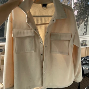 Skjortjacka  - Beige skjort likande jacka ifrån Gina tricot i storlek S. Den är i fint skick men kommer tyvärr inte till användning längre. Prefekt nu till våren! Säljer för 150+frakt. Köparen står för frakten.