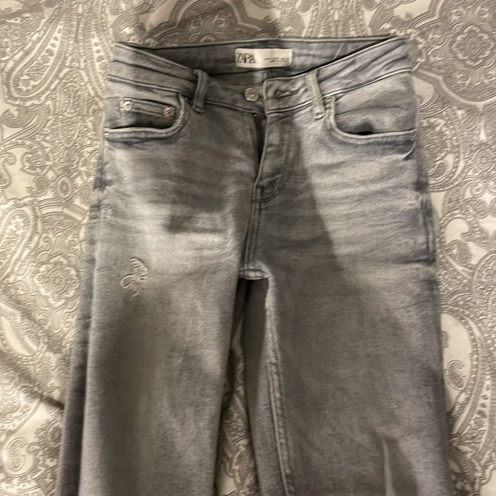 Nästan oanvända gråa jeans från zara i storlek 34.  Stretchiga. . Jeans & Byxor.