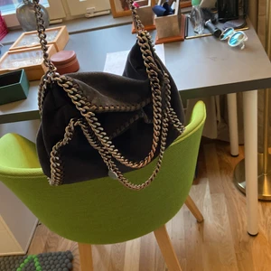 Stella mccartney väska - Säljer min MÖRKBLÅ stella mccartney mini falabella väska. Varit en favorit länge och säljer då jag inte använder den så mycket längre. Har ett fimpmärke visat på bild 2 jag upptäckte efter en kväll ute som någon som gick förbi eller liknande måste ha nuddat väskan, typ inget som märks när man har sig på den. Den är älskad och mycket använd men ändå bra skick! Nypris ca 7000 kronor. Svarar ej på skambud då behåller jag den💕