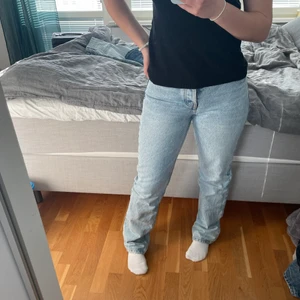 Superfina stentvättade jeans - Säljer dessa fina zara jeans. Modellen heter mid rise straight. De är slutsålda på hemsidan. Köpta i september. Säljer då de är för små