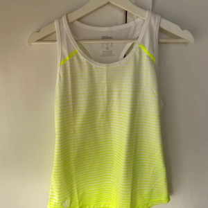 Träningströja från Wilson - Säljer nu min helt oanvända träningströja som aldrig kommit till användning☺️