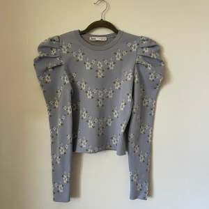 Sommarblus  - Super fin tröja som aldrig kommit till användning då den är lite för liten för mig. 