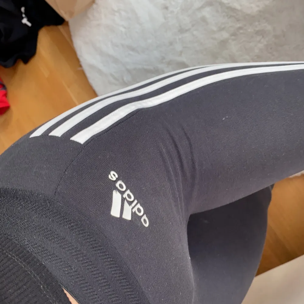 Adidas tights i bomull lite släppt på märket i sidan. Jeans & Byxor.