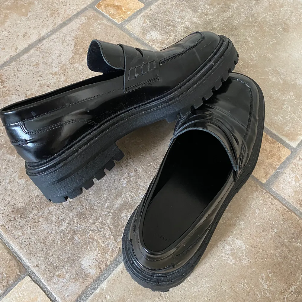 Superfina svarta loafers från Massimo Dutti. 🌟 Endast använda vid ett tillfälle så de är i nyskick, får inte riktigt användning för dem. Äkta skinn med putsad blank yta.. Skor.
