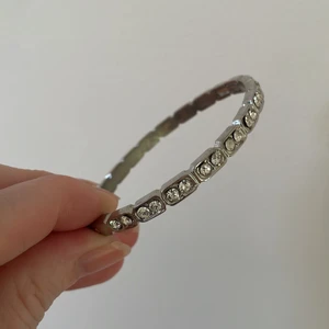 Silverarmband med ”diamanter” - Superfint armband i silver. Jättefint skick! 