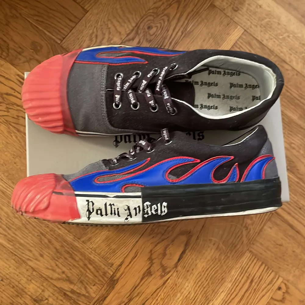 Palm Angels Multicoloured Flame Low Top Sneakers. Med original box och dustbag. Bra skick och har bara använts ett fåtal gånger.. Skor.
