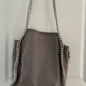 Väska från tiamo  - Snygg väska från tiamo som tyvärr inte kommer till användning längre.