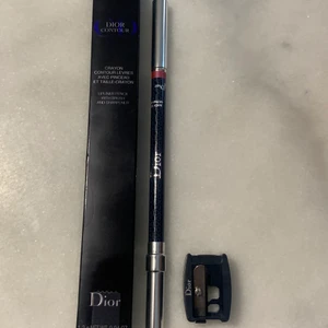 Läpp penna - Läpp penna i en fin mörk rosa nyans. Pennvässare ingår i förpackningen. Aldrig använd 250kr