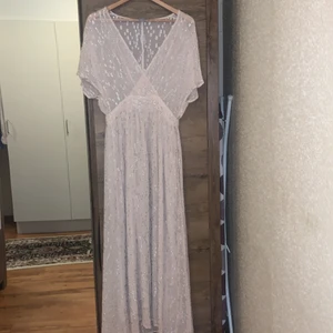 Balklänning  - Säljer en helt ny balklänning som har kostat 700kr i storlek S.