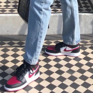 Nike jordan mid 1  - Köpta på JD i London. Fint skick. Storlek 38.5. Skriv för fler bilder :)