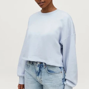 Sweatshirt  - Ljusblå sweatshirt från Gina Tricot, använd ca 3 gånger, frakt tillkommer 