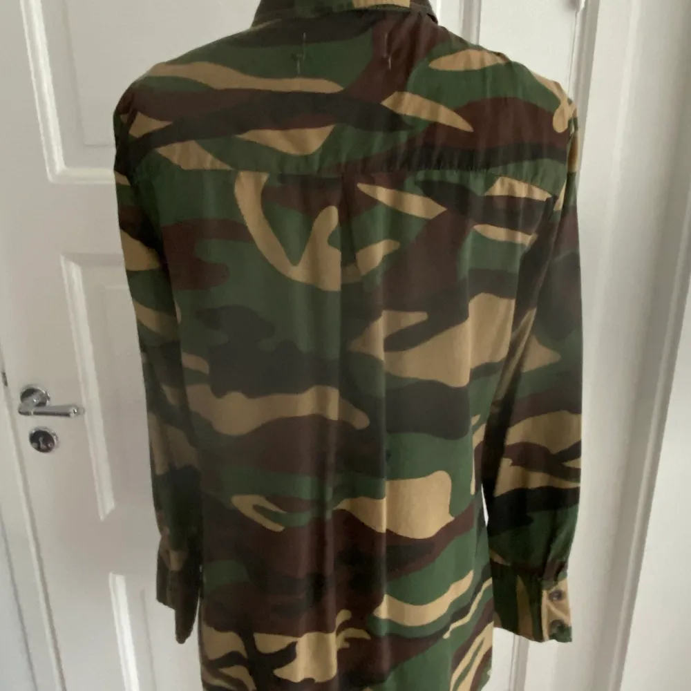 Zara camouflage  skjorta i st M nyskick . Skjortor.