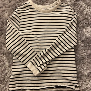 Randig tröja  - Randig tröja från ZARA Strl M Fint skick!  Fraktar enbart och köparen står för kostnaden (skickar spårbart med postnord)! Står inte för postens slarv (: