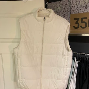 Zara väst - Zara väst. Använd fåtal gånger, väldigt bra skick. Storlek: L