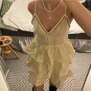 Klänning - Jätte söt volang klänning från Gina 