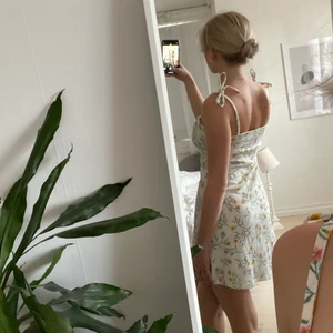 Vit klänning - Jättesöt klänning som inte kommer till användning längre. Köp direkt för 80 kr inkl frakt💕