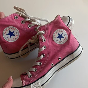 Converse - Säljer mina fina rosa converse i stl 37,5💗köparen står för frakt💗säljer även i andra färger så kolla in min profil💗