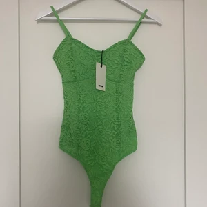 Body  - Grön body från Bikbok i storlek xs. Aldrig använd. Köparen står för frakten.