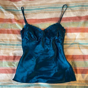 Pyjamas - Den finaste pyjamasen! Säljer då den tyvärr är för liten. I storlek XS. Dock har den gått sönder jättelite i sömmen på byxorna men kan superenkelt sys ihop! (Se sista bild). 