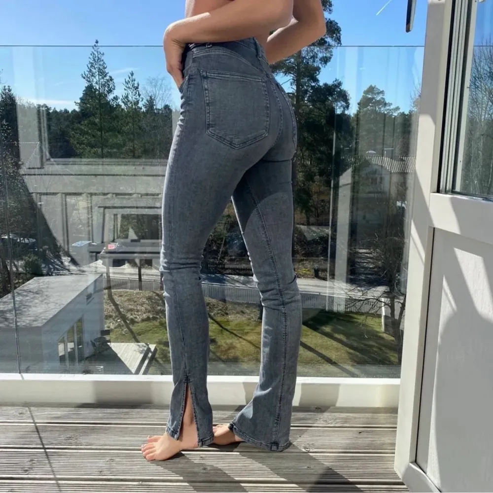 Lånad första bild!! Så fina jeans med slits från zara. Är 168 cm lång och brukar bära 36-38 på jeans. Dessa är stretchiga i materialet. Vet inte vad storleken är exakt. Jeans & Byxor.