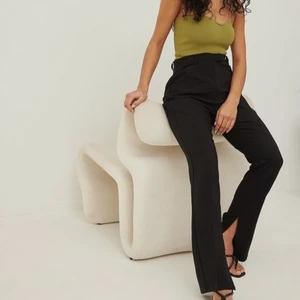 NA-KD kostymbyxor  - Säljer dessa supersnygga kostymbyxor från NA-KD💕Endast använda ett fåtal gånger då dom tyvärr är lite förstora, nypris 429kr💘💘Skriv för frågor eller egna bilder🥰