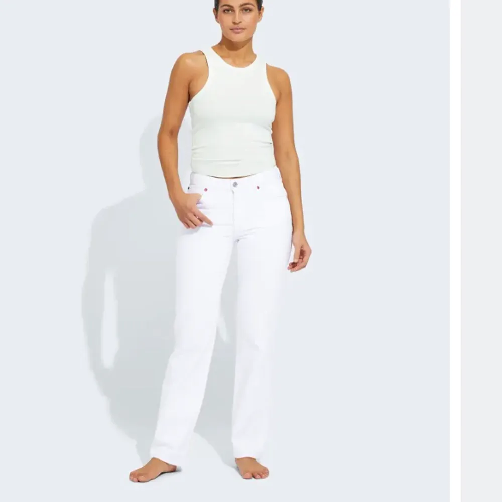 Skit snygga vita jeans ifrån BikBok, de är mid waist i strl 24/32. Prislapp och etikett finns kvar, därmed helt oanvända. . Jeans & Byxor.
