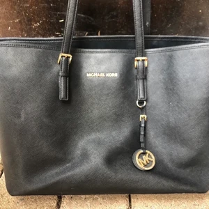 Michael kors väska  - Superfin och rymlig väska från Michael kors. Säljer då den inte används längre.  Har lite slitage på banden samt lite på. Annars i fint begagnat skick