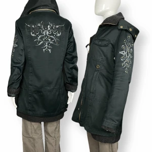 Jacka  - Cool alternativ jacka i fint skick! Storlek L. Från Felina, storlek L.   Mått: Axel till axel 42cm, Ärmlängd 65cm, armhåla till armhåla 55cm & längd 80cm. Spårbar fri frakt! 