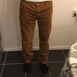 The editor dobber tapered fit mocka - Längd: 100cm, Från gren och ner: 75cm, Midlja: 31 tum