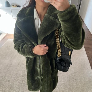 Grön pälskappa - Säljer denna underbara gröna pälsjacka som jag köpte i höstas men som tyvärr aldrig riktigt kommit till användning! Innertyget är mönstring och en väldigt fin detalj men det syns dock inte när man har jackan på sig☺️Vet inte vad märket är då jag köpte den vintage 