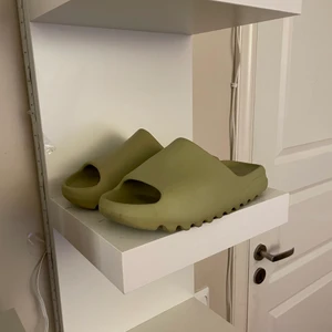 Yeezy slides ”resin”  - Ingen box endast tofflorna perfekt för dig med storlek 39-40 