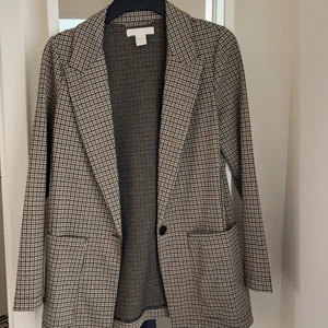 Kavaj från H&M i storlek 34 - Använt en gång bara! Den är som ny.