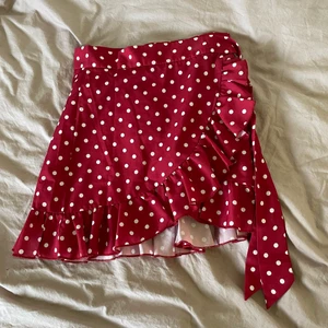 Kjol från shein - Wrap around kjol från shein som är knappt använd. Frakt ingår inte i priset🤍