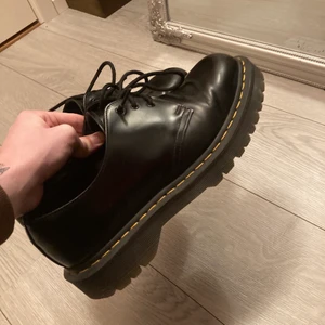 Doc martens storlek 43 - Säljer mina doc martens bex som är i bra skick. Ny pris 1500kr, (Köpare står för frakt.)