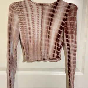 Långärmad tröja  - En långärmad tröja med coolt mönster, endast använd någon gång. Superskönt material och stretchig 🤎 Strl XS men super stretchig så passar även S