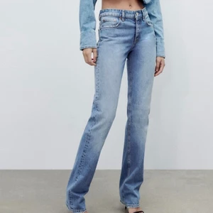 zara jeans - mid rise - helt nya & oanvända, lappen är kvar. jättefin passform & färg men har ett par nästan exakt likadana jeans, så säljer på grund av det (returneringen skulle skett innan 30 dagar men tvekade för länge & nu är det försent) färg: vattenblå, storlek: 34. skriv privat för fler bilder eller vid frågor💘 köpte för 360kr (+frakt) & säljer för 300 +frakt på 66kr (spårbart). Som sagt är de helt nya & aldrig använda!