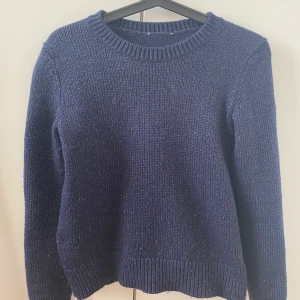 Glitter - En mörkblå gittertröja. Lappen är borta men skulle gissa att det är en xs/s. 