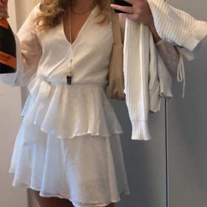Vit klänning strl 36 - Superfin vit klänning från Gina tricot som endast är använd en gång, perfekt studentklänning! Storlek 36. Pris 250 kr (exlusive frakt 66 kr) 