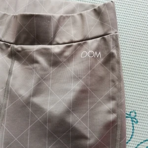  Yoga tights  - Storlek m. Använda 4ggr, säljer pga lite stora. Blir för löst i knäna. Jag är 164 väger 63kg. 