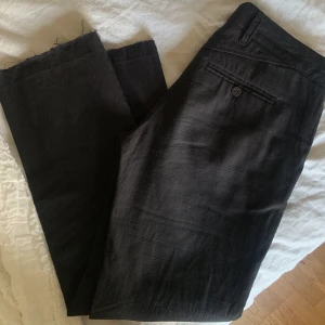 Kostymbyxor - Svarta kostymbyxor från märket Bruuns Bazaar, köpta secondhand och uppskattar storleken till XS eller 34. 