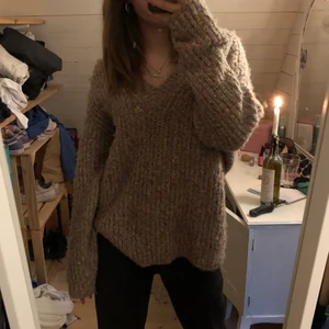 Stickad tröja - En stickad v ringad tröja från carin wester . Drn är väldigt stor o super mysig💕 den har flera fina naturliga färger älskar verkligen denna men vill sälja för har för mycket kläder😁