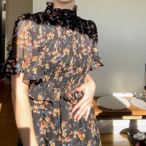 Missguided klänning strl 34 - Oanvänd missguided klänning i strl 34. Dragkedja bak med delvis öppen rygg, personen på bilderna är 167cm lång & klänningen går under knäna