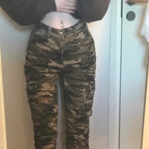 Cargobyxor från madlady i stl xs - Har haft byxorna i ca 1 år och knappt använt dem alltså är det typ som nya. Det sitter bra och är bekväma. Köparen betalar det extra för frakt. (Safepay) skriv gärna om mer info önskas☺️