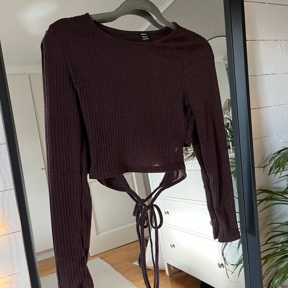 Brun ribbad med knyt i ryggen